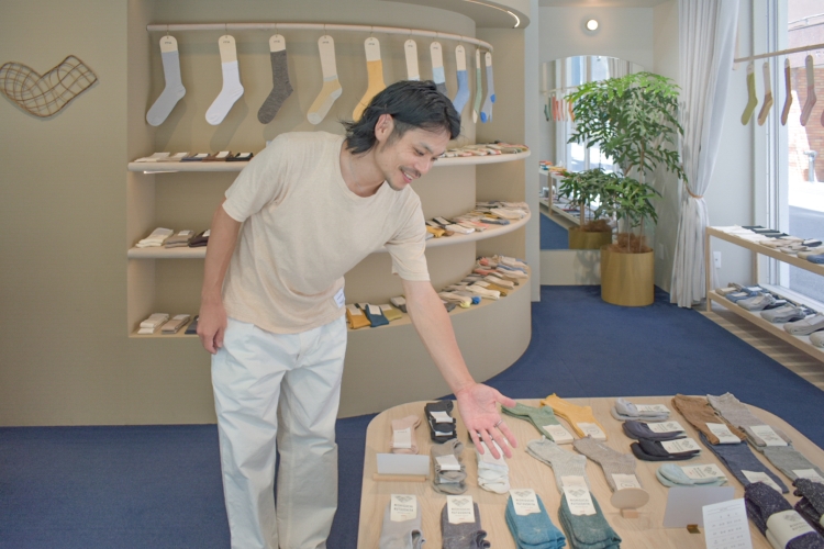 西口先生告诉我他最喜欢的袜子