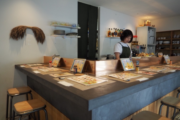 店内全部是吧台座位