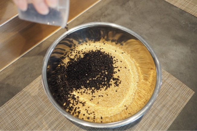 黑米和糙米 (均为“nikomaru”) 混合而成的“mitoho”原创健米