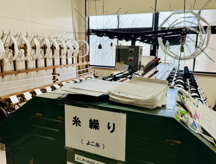 将染好的丝线重新卷成易于使用的形状的工序“丝捻”
