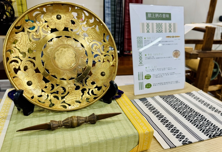 左下:独钴，左上:华皿等佛具呈献上柄模样