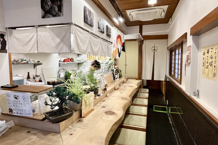 一块板的吧台，是从菜菜的祖父经营寿司店的时代传承下来的