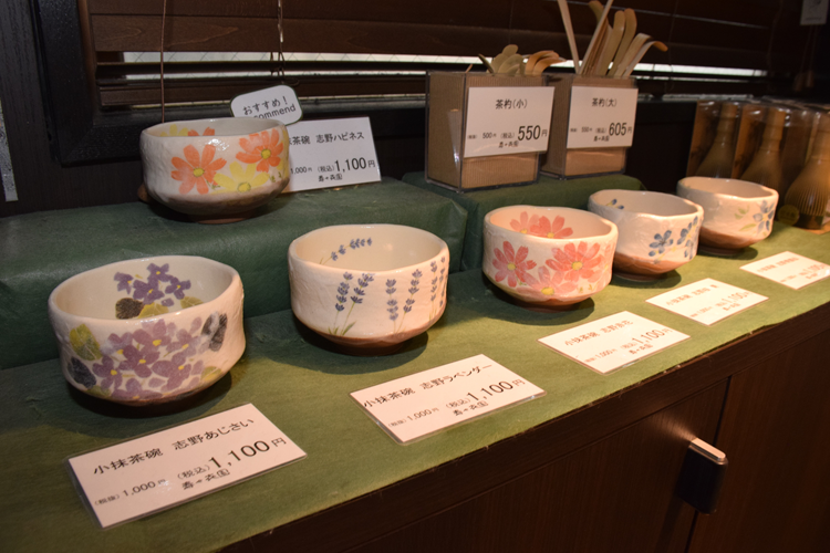 为了传播茶文化的魅力，还销售茶具和茶具