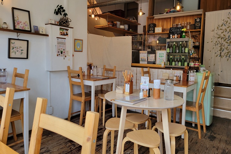 展示着可爱的杂货和小物件，温暖的室内装饰