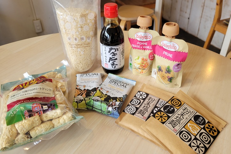 店内销售的面向素食主义者的食材和调味料