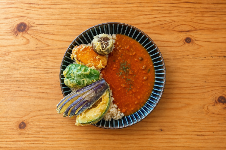 色彩考究的“蔬菜天妇罗咖喱”，看上去也很华丽