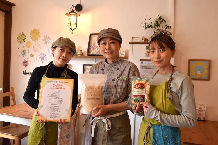 左起，林先生，小山先生，吉田先生