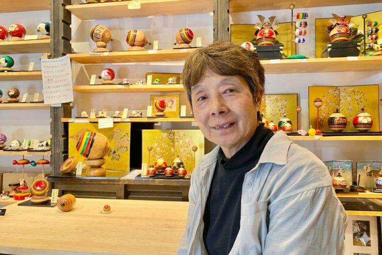 第三代山本贞右卫门的妻子，陀螺教练由贵子