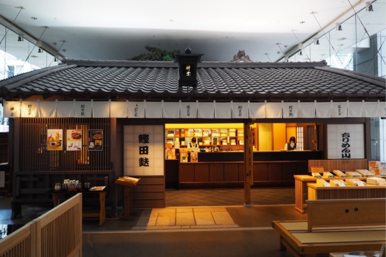 店内氛围宁静，让人联想到明治以前的建筑