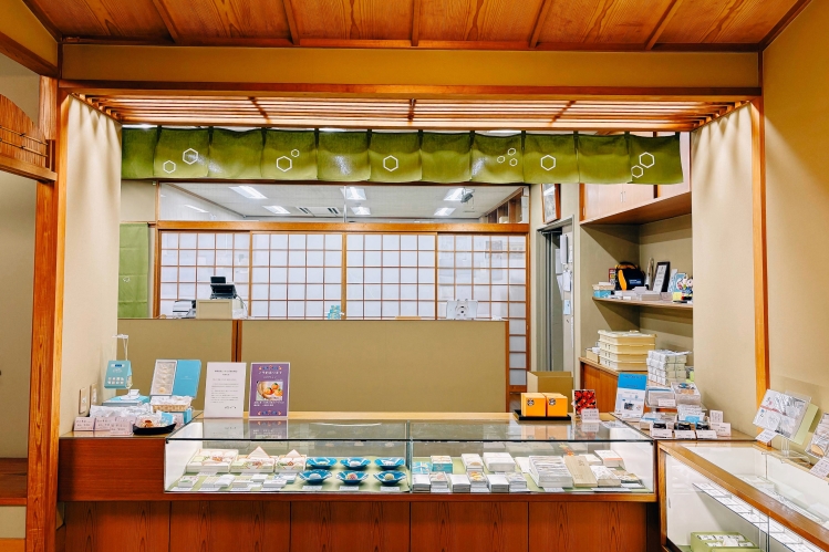 经营了130多年的“京都糕点司末富”店内