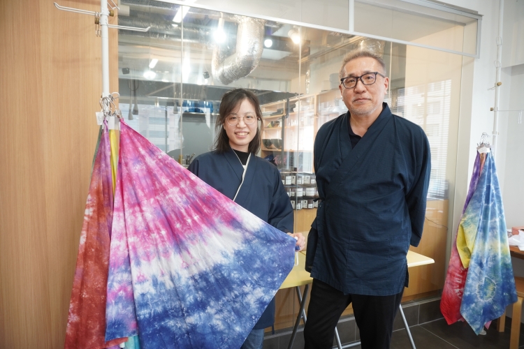 员工Kei Saito (左),总裁兼代表董事Shinichi Aoyama (右)