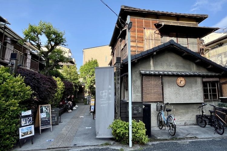 重建旧民居群的“上野樱木附近”。右边的建筑是“谷中啤酒馆”