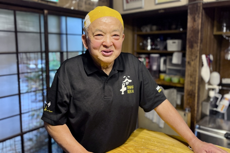经营“谷中啤酒馆”的Shinpo先生。以热情好客的态度迎接客人