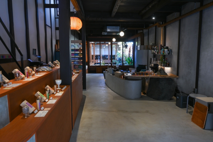 店内墙壁融入香料，加入琥珀的灯光装点着空间