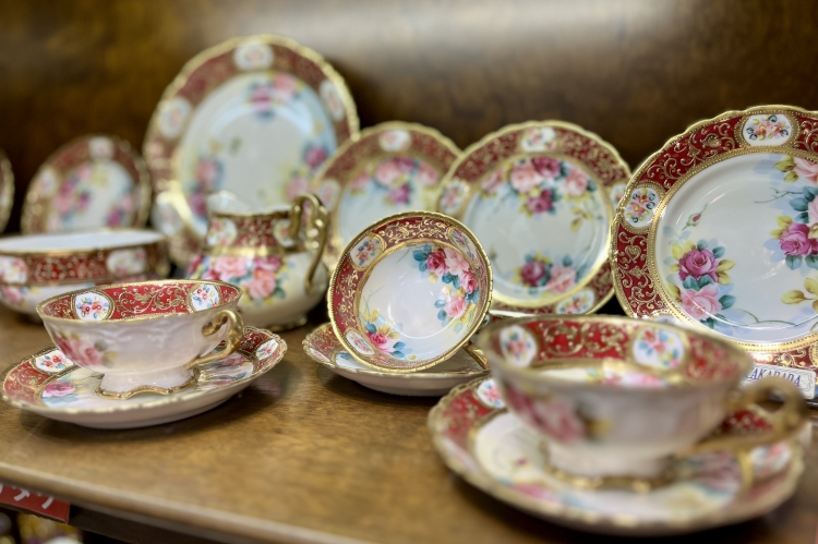 金彩和色彩鲜艳的玫瑰设计引人注目的“Old Noritake”的杯子和茶托