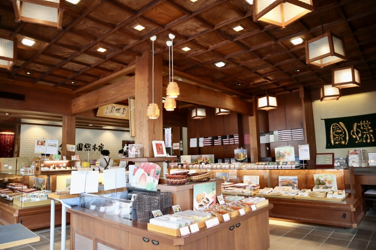 全部用榉木建造的厚重店铺，被认定为“大垣市景观遗产”