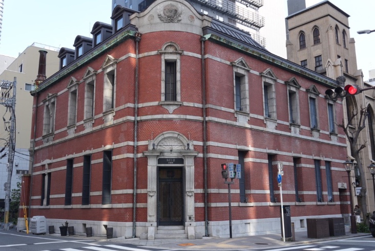 红砖令人印象深刻的建筑外观