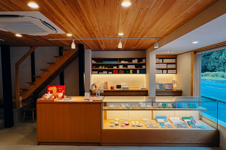 还设有咖啡馆的“UCHU wagashi”店内的状态