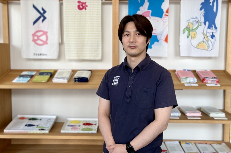 丰田先生,“西浅草商店”的经理,在采访中合作