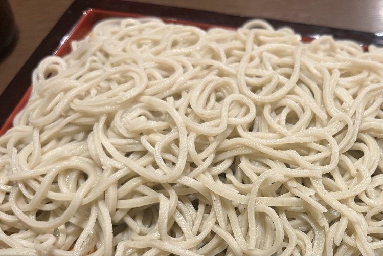 一根一根细,有光泽的100%荞麦面