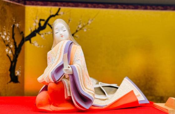 素烧的柔软质感和细腻的色彩是美丽的美人的博多人偶