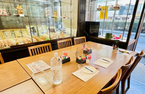 商店内安装了几个大工作台