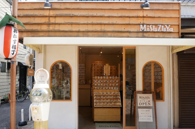 核桃纽扣工作室“MiSuZuYa”在市中心的购物街设有商店