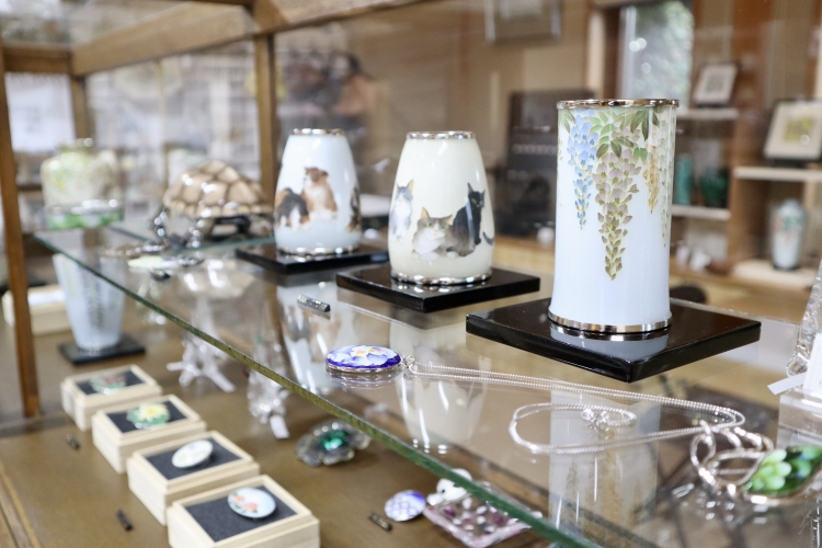 在店内的陈列柜中展示的景泰蓝的各种