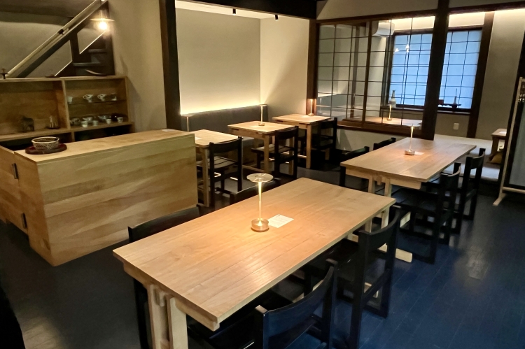 被柔和的光线环绕,安静时间流逝的素食食堂“Tokitosora”店内