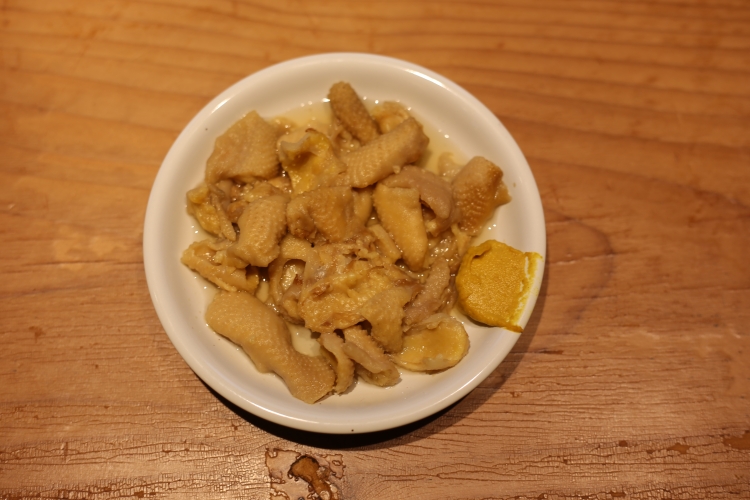 将提取自家制鸡油后的鸡皮，用清爽的酱油味烹制而成的人气菜品“Torikawa”