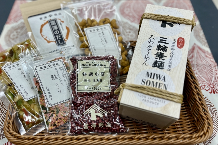 从适合晚上小酌的下酒菜到干货、高汤、木盒装挂面等礼品,种类丰富