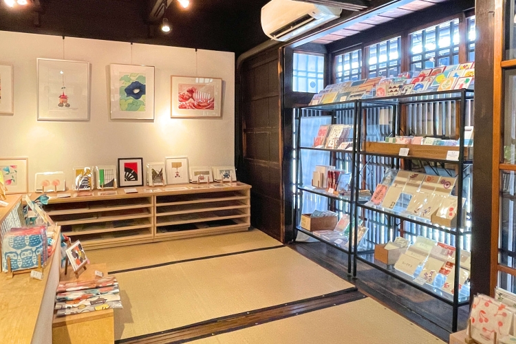 铺着榻榻米的店内。你可以脱掉鞋子并仔细寻找你最喜欢的