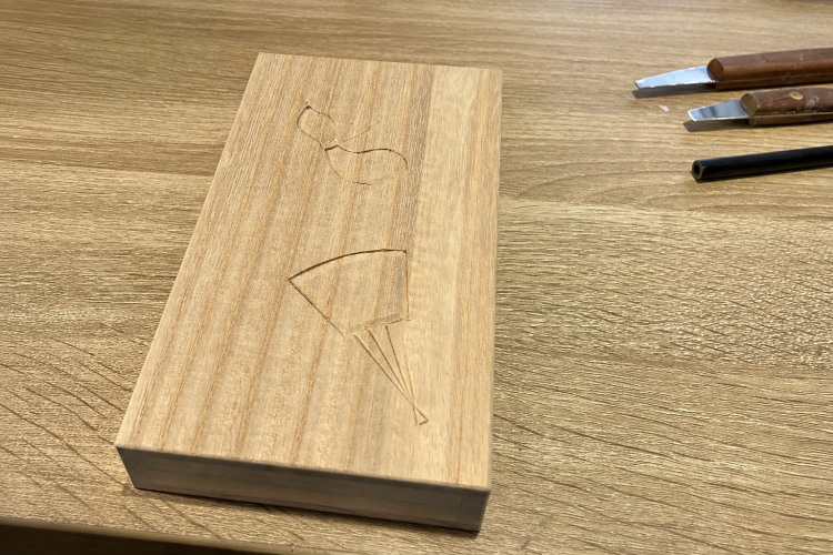 体验用的桐木箱 (钱包) 。盖子的表面预先雕刻