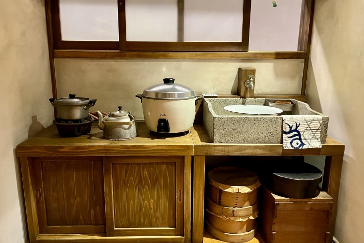再现了昭和30年代的厨房。可以看出新旧生活用具混杂的样子