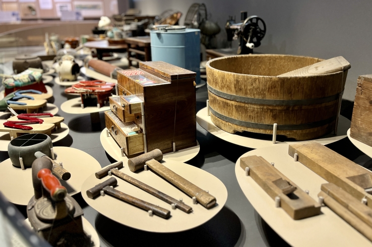 从工匠的手工工具到生活用具,展示着各种各样的工具类