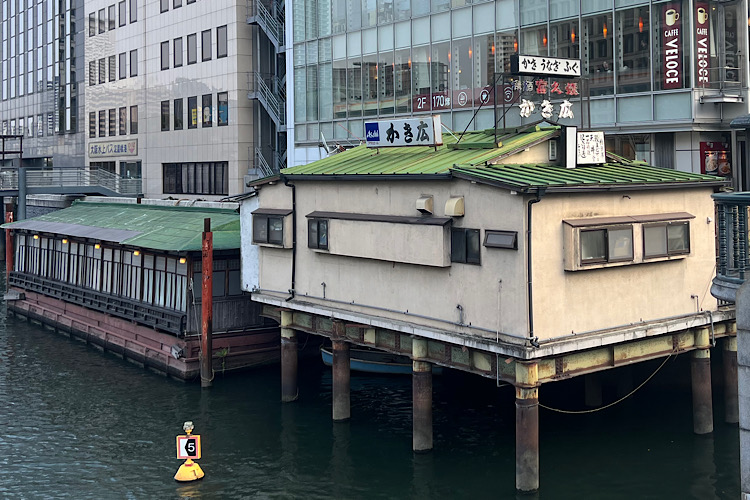 在大阪最后一艘，漂浮在大都市中的牡蛎船“牡蛎广”度过的时光